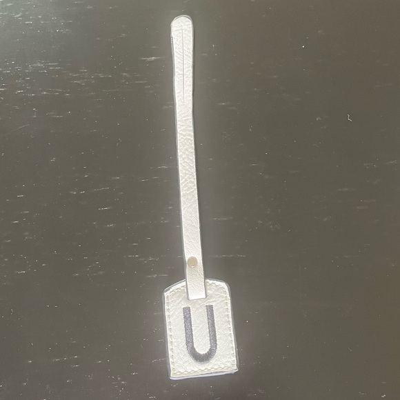 NWOT “K•Carroll” Bag Tag, Monogram Letter "U" White Bag Tag with "Black Letter - Picture 3 of 4
